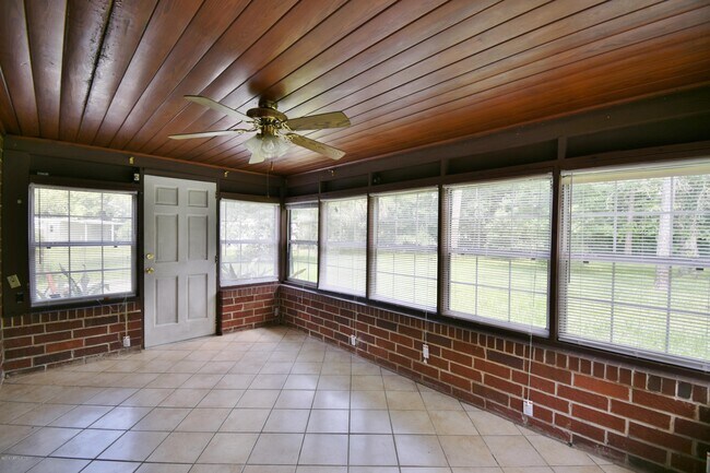 Building Photo - 2101 Maple Leaf Dr E