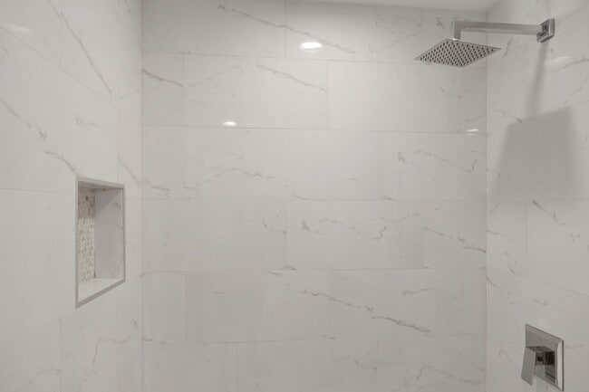 shower with niche for bath essentials - 3309 Wyndham Cir
