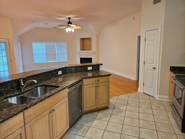 Building Photo - Beautiful 3 Bedroom 2 bath Home in Hampste...