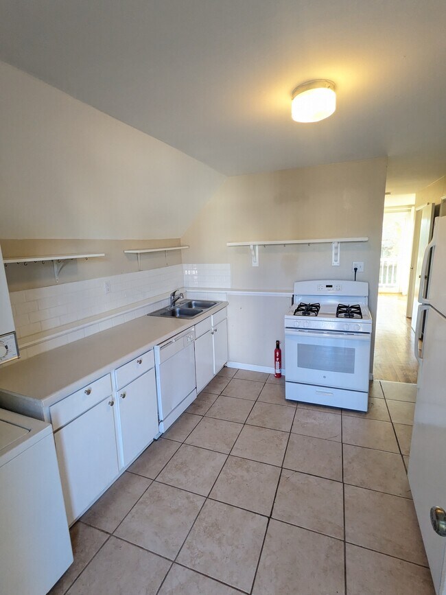 Kitchen - 628 S Washington St