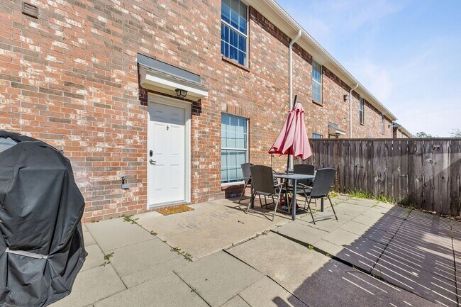 Building Photo - 3 Bed Available at Waterwood Townhome Complex!