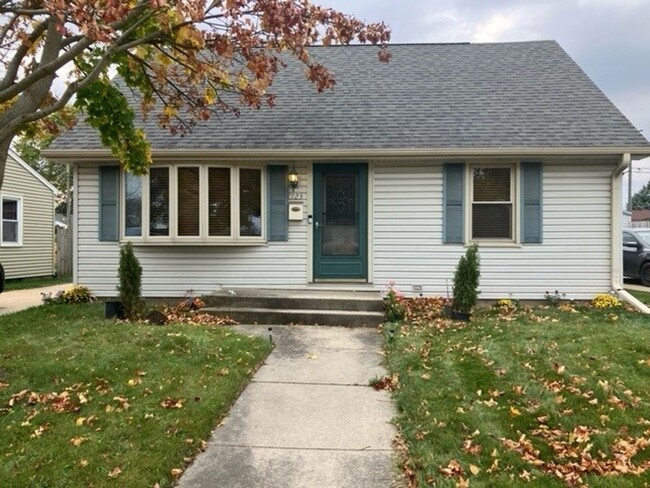 Primary Photo - Beautiful Single Family Home in Racine