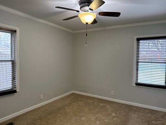 Building Photo - 905 Brentwood Dr