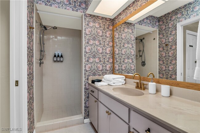 Building Photo - 288 Castaways St