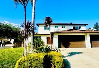 Building Photo - Exceptional Home with Pool and Raquet Club...