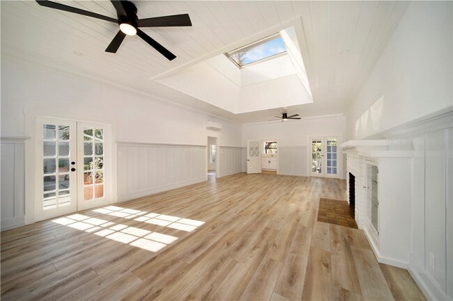 Primary Photo - 1175 Glenneyre St