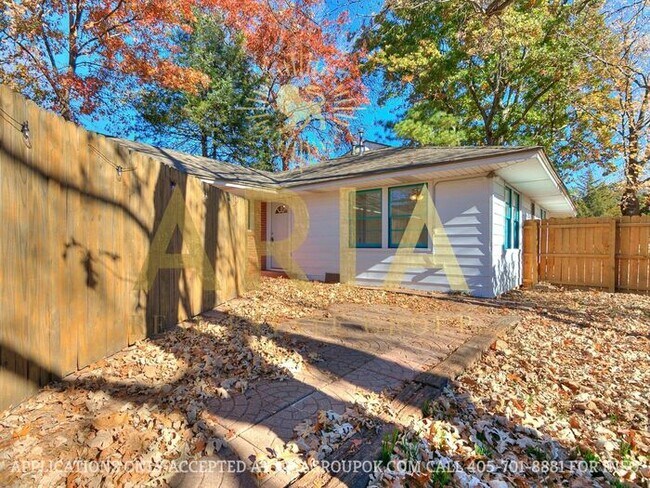 Building Photo - COMING SOON! 2 Bed/2 Bath Duplex Super Clo...