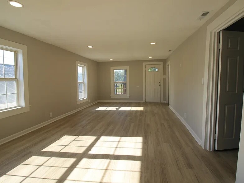 Building Photo - 102 Dale Ave