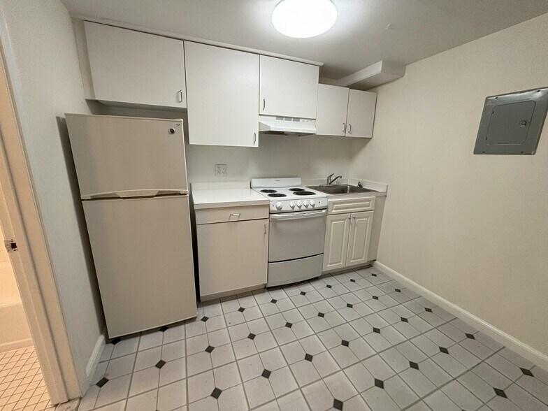 Building Photo - 1247 Beacon St