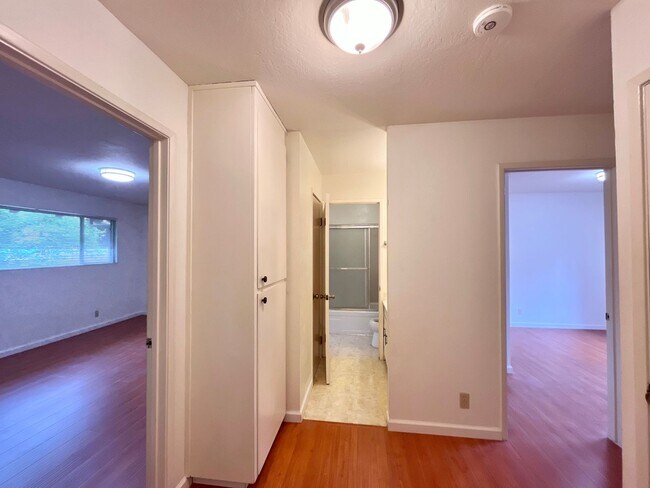 Building Photo - Adorable 3 bed / 1.5 bath Condo