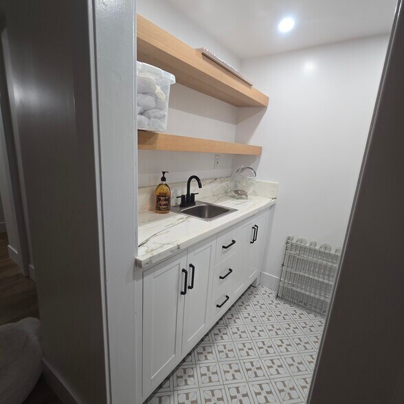 Wet bar - 916 S Sherbourne Dr