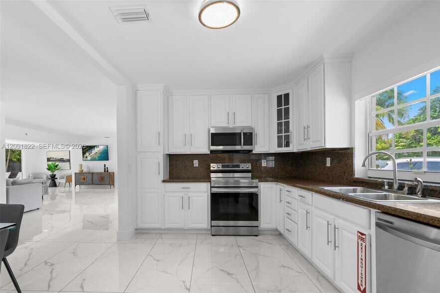 Building Photo - 1308 Seabreeze Blvd