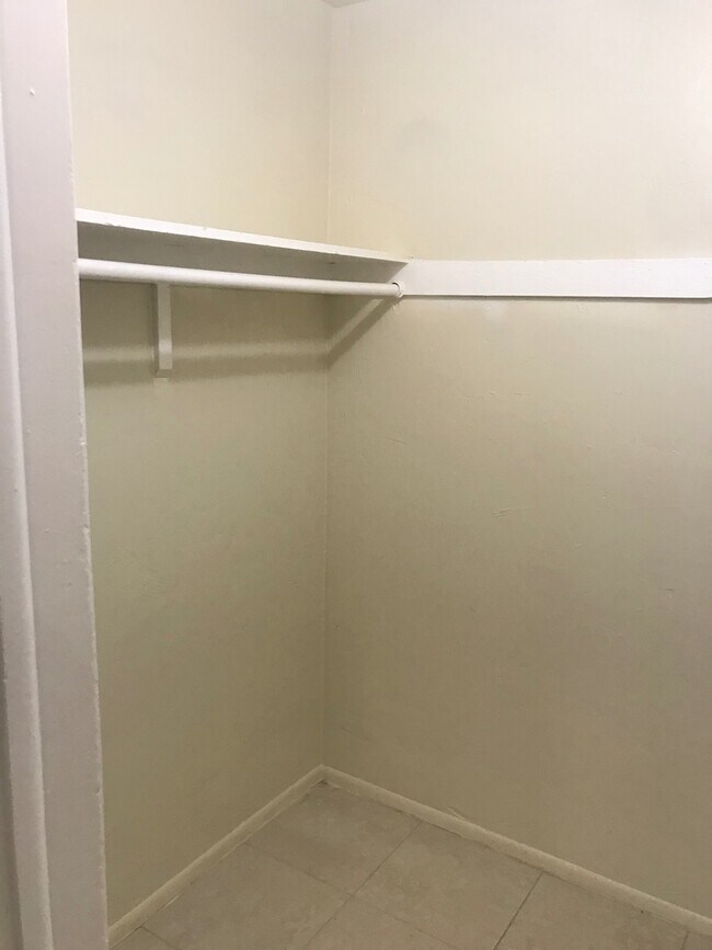 Building Photo - Large 3-1.5