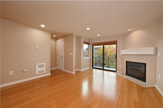 Building Photo - Modern & Spacious 2+ Bedroom/3.25 Bath Vie...