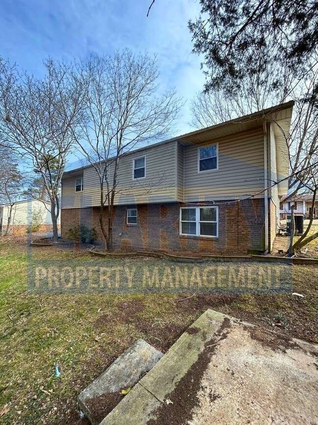 Building Photo - Three bedroom home w/ two bonus rooms!