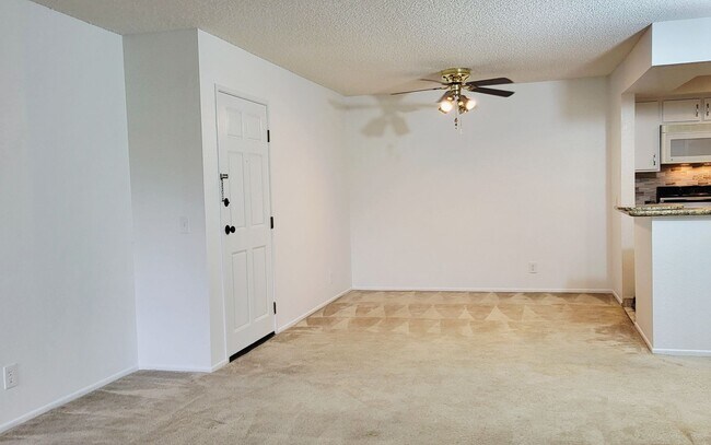 Building Photo - 2 Bedroom/ 2 Bath Condo In The Heart of Gl...
