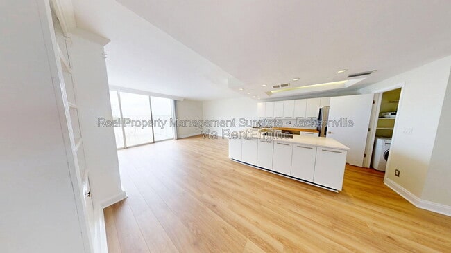 Building Photo - 1596 Lancaster Terrace