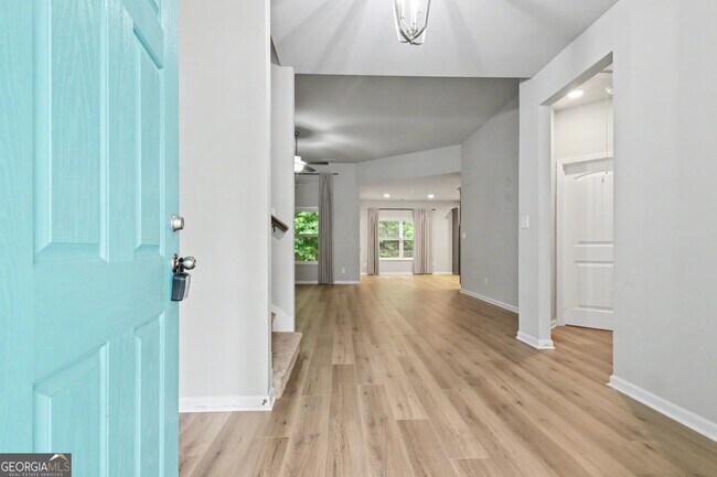 Building Photo - 270 S Ridge