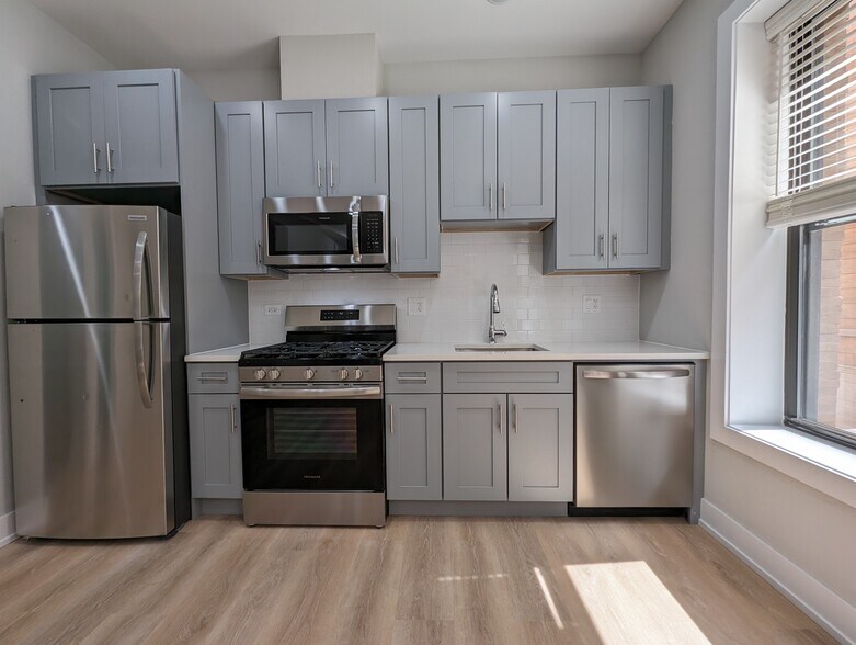 Building Photo - 440 W Belden Ave