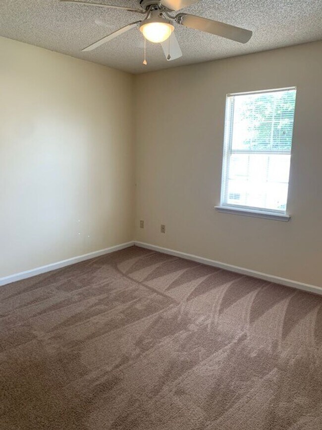 Building Photo - Village Green - Remerton Duplex