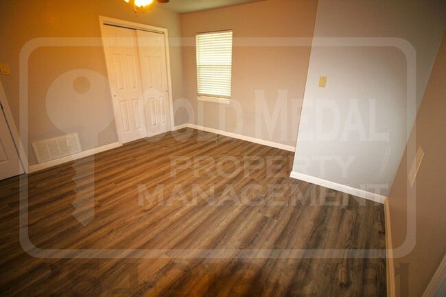 Building Photo - 205 E Vardeman Ave