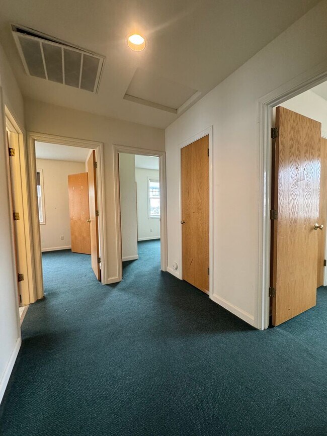 Building Photo - ***REDUCED SECURITY DEPOSIT*** Cottage style  5 bedroom apartment 3 1/2 blocks from campus