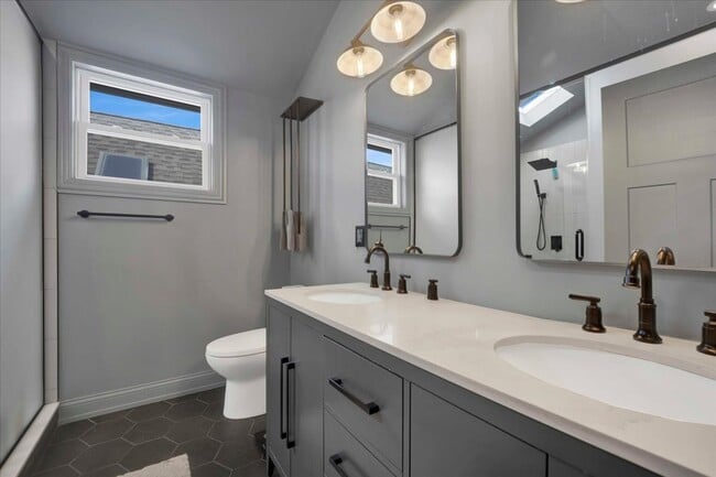 Building Photo - 1728 N Wood St