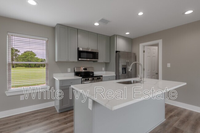 Building Photo - 250 N Shady Oaks Dr