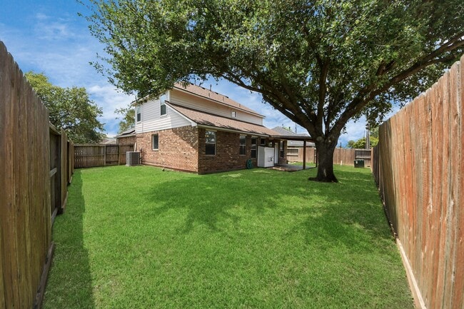 Building Photo - 13114 Oak Ledge Dr