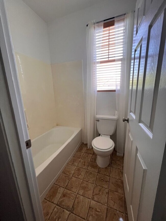 Building Photo - Available now! 5 Bedrooms and 4 full Bathr...