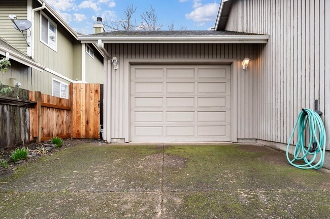 Building Photo - Large 2 bedroom 2 bathroom duplex with garage! $500 OFF YOUR FIRST MONTH’S RENT!