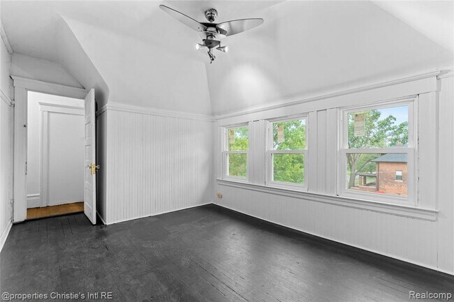 Building Photo - 2405 3rd Ave