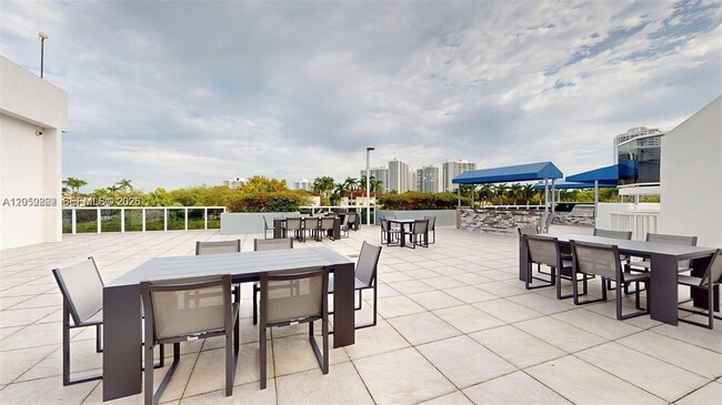 Building Photo - 3625 N Country Club Dr