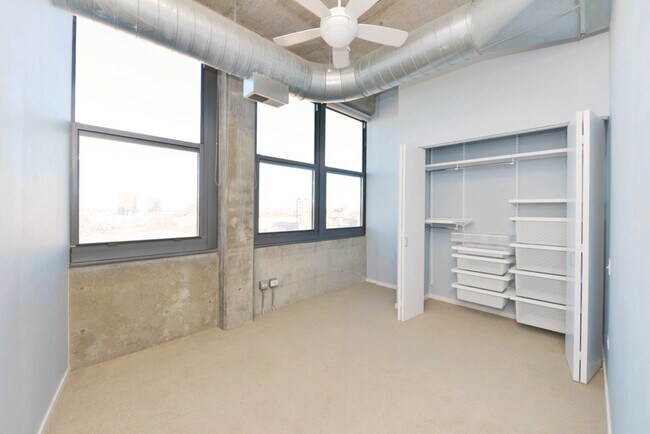 Building Photo - 900 N Kingsbury St