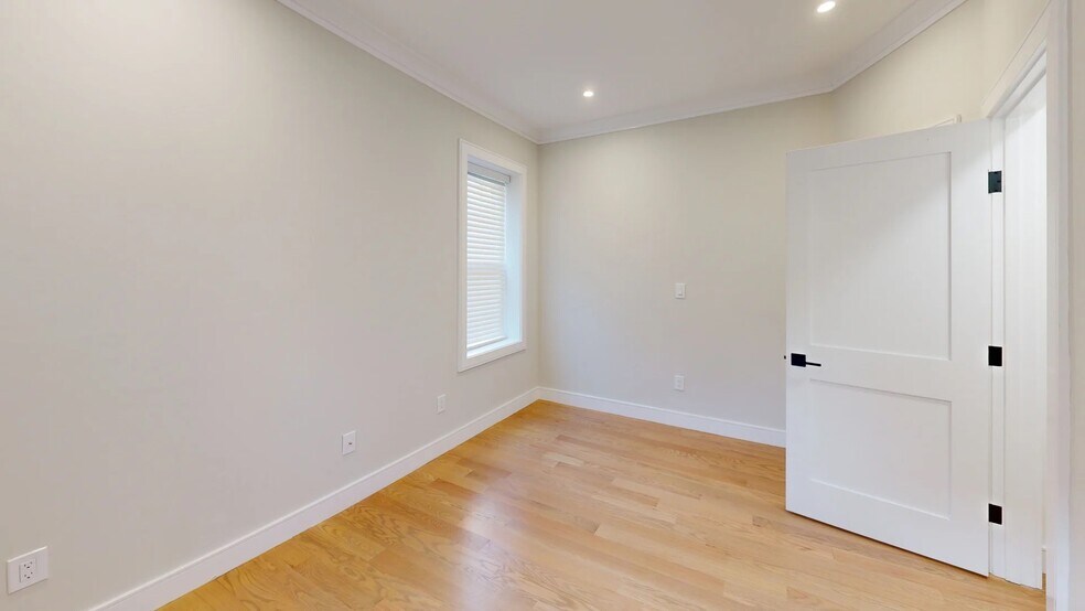 Building Photo - 166 Kelton St