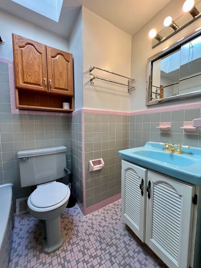Building Photo - Stunning 3-Bedroom Townhome with Garage in Brookhaven! Available NOW!