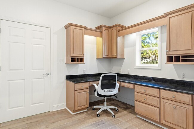 Building Photo - 2928 Pine Valley Dr