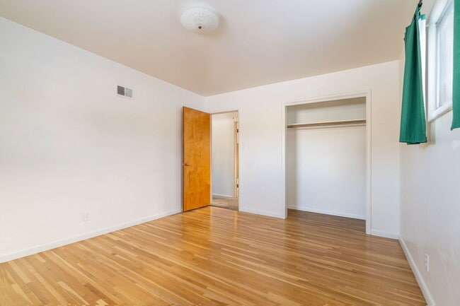 Building Photo - 204 19th Ave NW