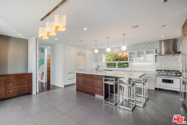 Building Photo - 686 Enchanted Way