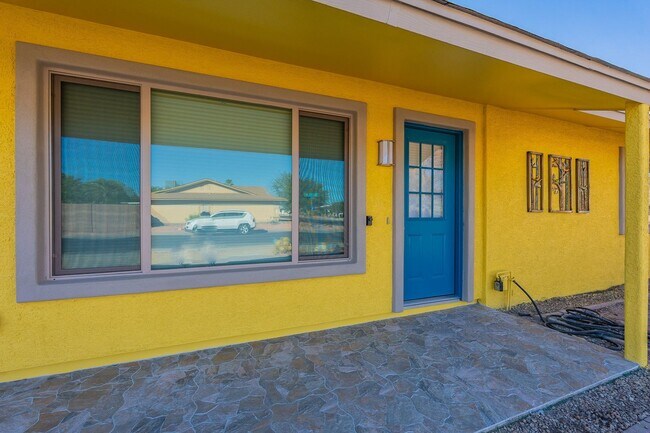 Building Photo - Modern Updated Home in Gated Community of ...