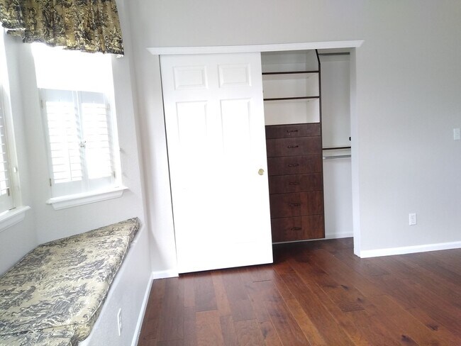 Building Photo - Stunning Highlands Ranch Townhome