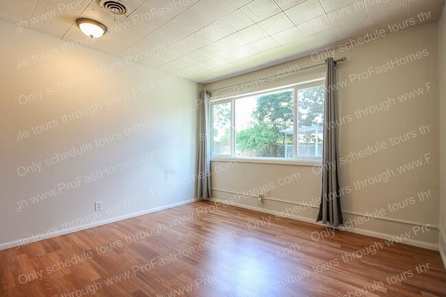 Building Photo - 160 SW Towle Ave