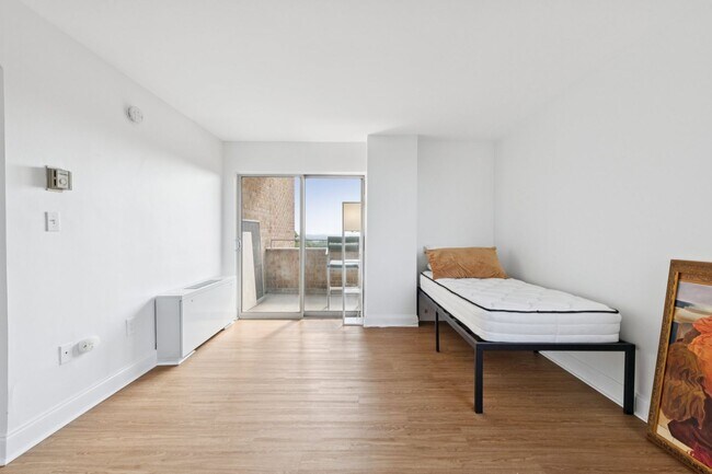 Building Photo - Renovated Studio w/ Private Balcony Glover...