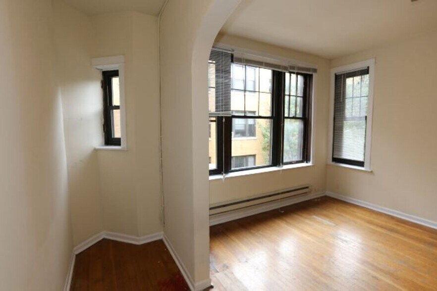 Building Photo - 718 W Barry Ave