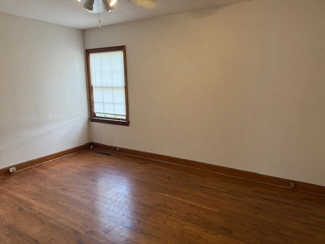 Building Photo - Cute 3 Bed 1 Bath House! Available Now! Ca...