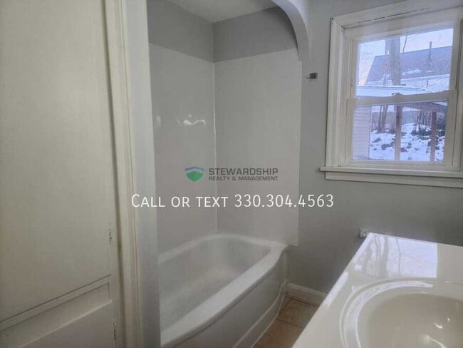 Building Photo - 1327 25th St NE