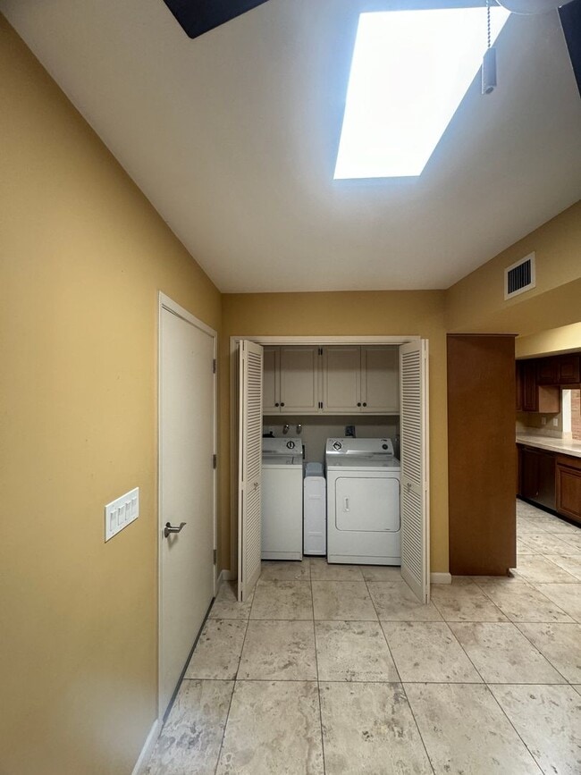Building Photo - Sophisticated Catalina Foothills Sanctuary: Premium 3-Bedroom Townhome with 2-Car Garage