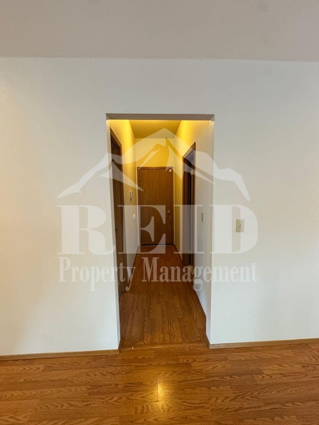 Building Photo - 979 NW Calypso Cir
