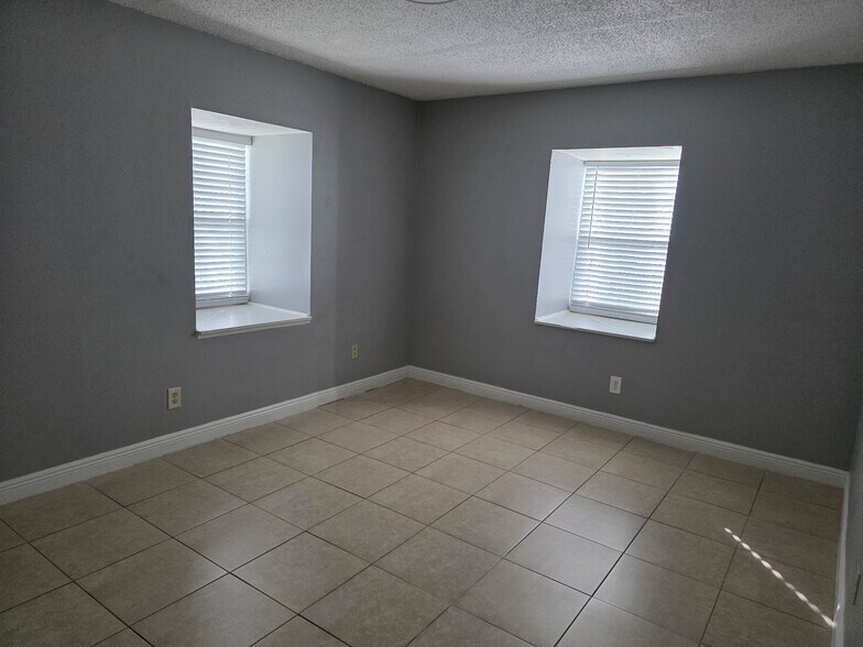 Building Photo - 9004 Tudor Dr