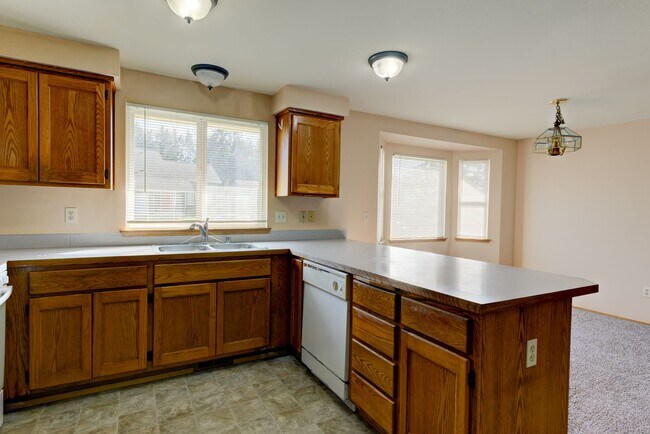 Building Photo - 3 Bed 2 Bath House with all new flooring!